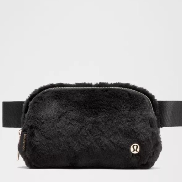 Lululemon Everywhere Belt Bag Plush Fleece - Picture 3 of 12